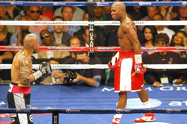 Floyd Mayweather Jr. smiles at Miguel Cotto